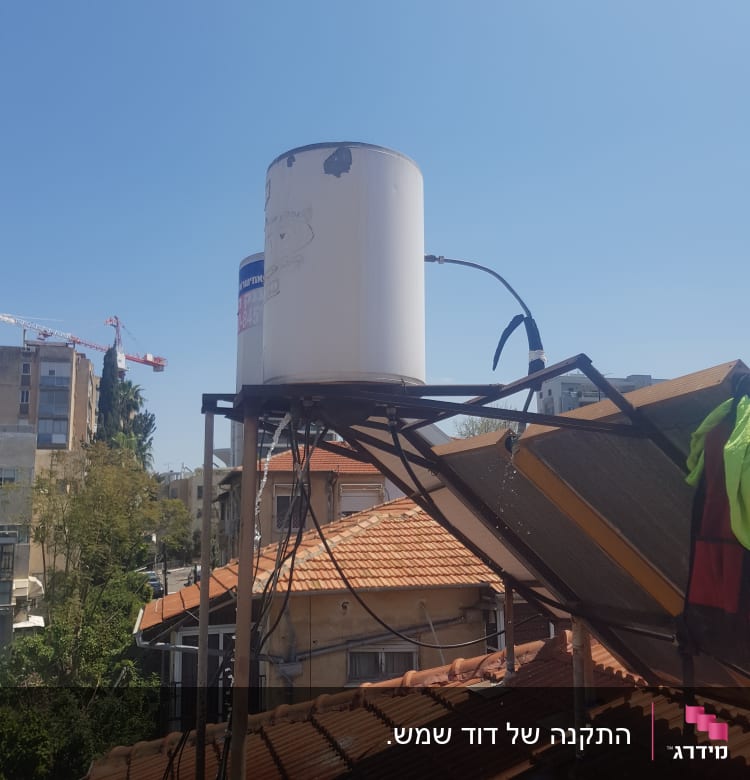 דוד שמש על גג עם קולטים ומערכת צינורות